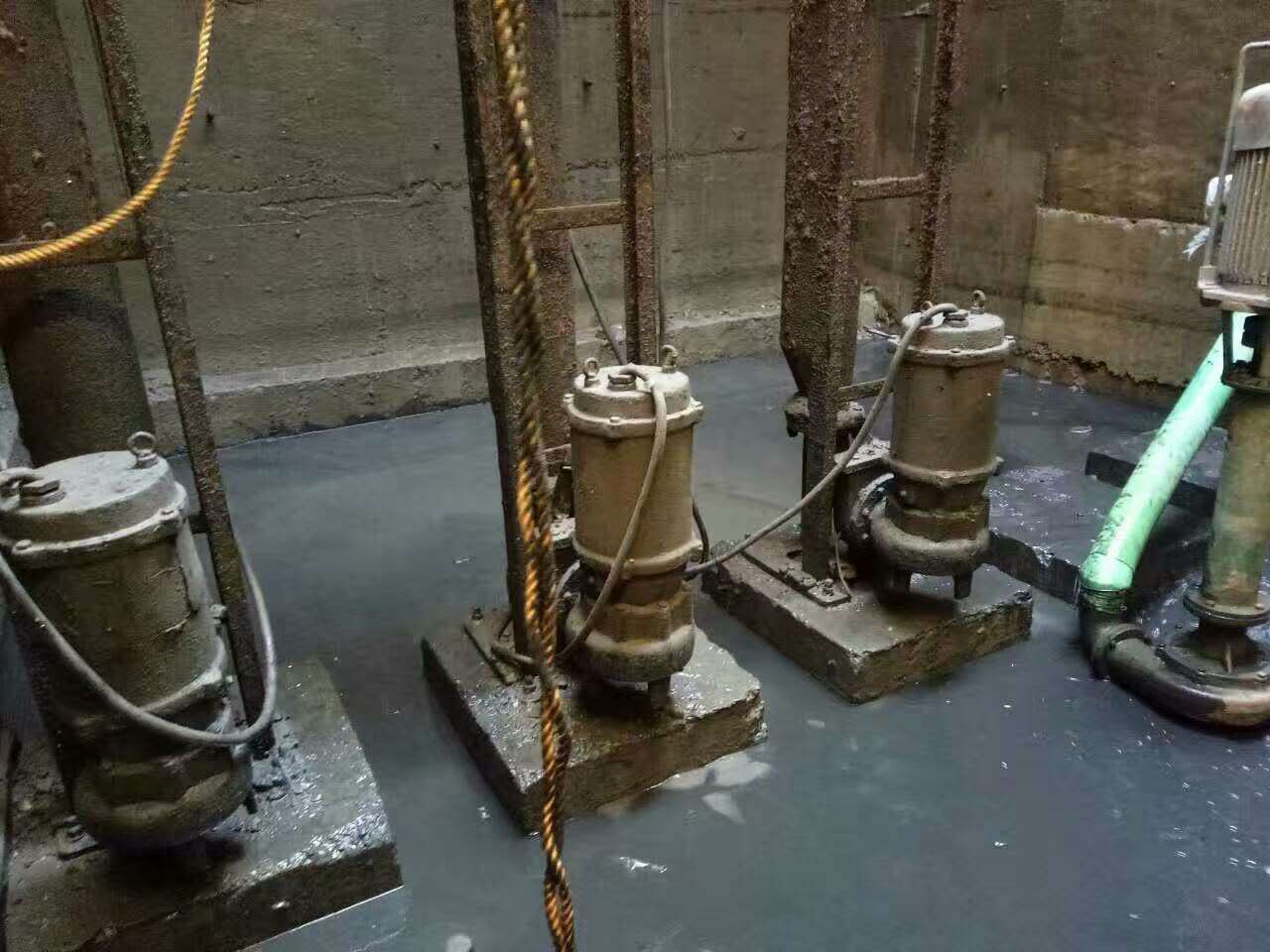 施甸污水池清理